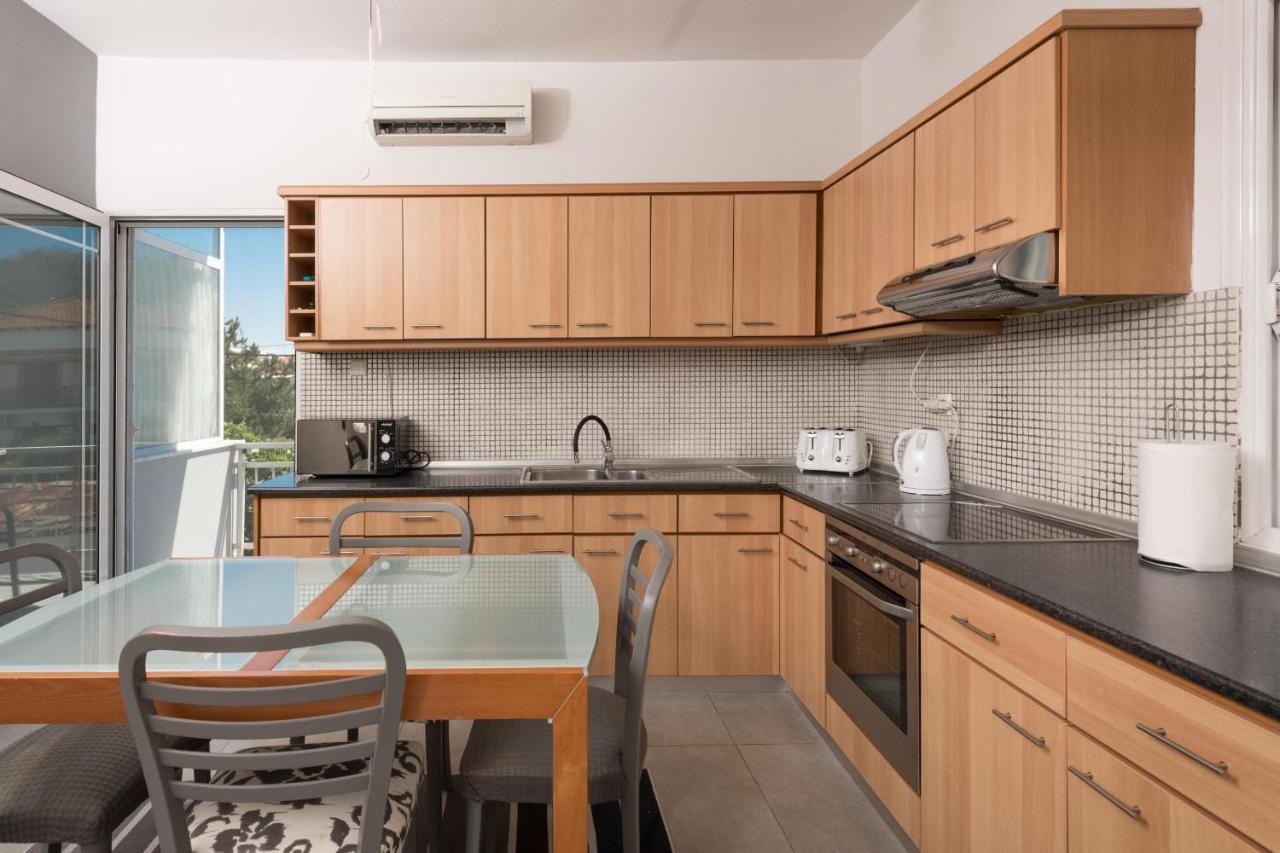 The Town House Apartment Лименас Екстериор снимка